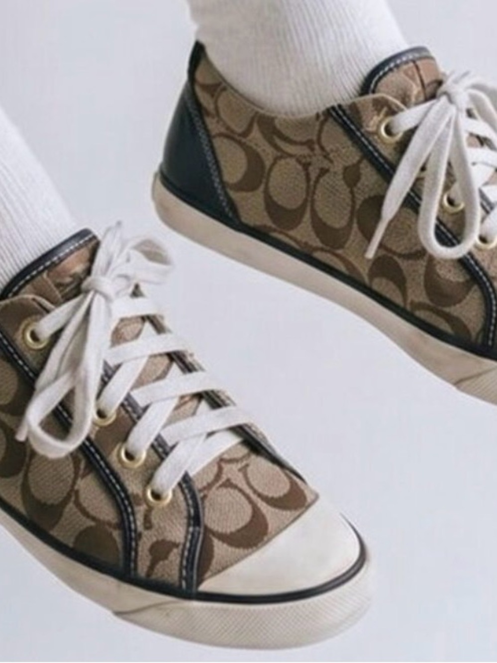 Coach woman’s Barrett vintage style logo lace up sneakers in a 9.5 - Picture 2 of 9